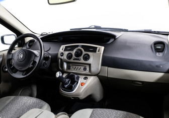 Подержанный автомобиль Renault Scenic 2006 года (9 фото)