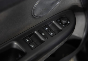 Подержанный автомобиль Volkswagen Golf Plus 2012 года (19 фото)