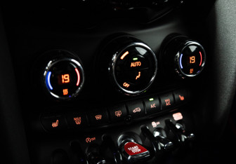 Подержанный автомобиль MINI Hatch 2020 года (18 фото)