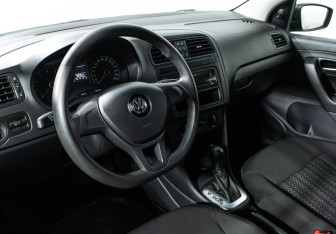 Подержанный автомобиль Volkswagen Polo Sedan 2017 года (11 фото)