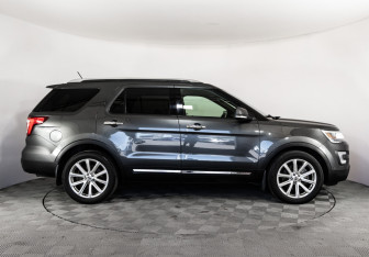 Подержанный автомобиль Ford Explorer 2017 года (5 фото)