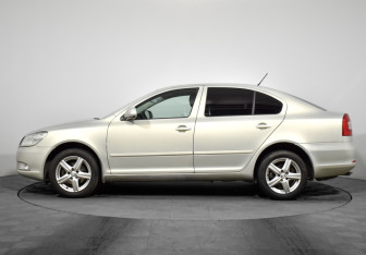 Подержанный автомобиль Skoda Octavia Liftback 2012 года (8 фото)