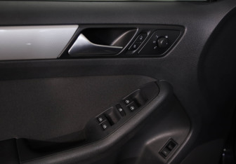 Подержанный автомобиль Volkswagen Jetta Sedan 2013 года (16 фото)