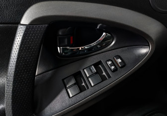 Подержанный автомобиль Toyota RAV4 2010 года (11 фото)