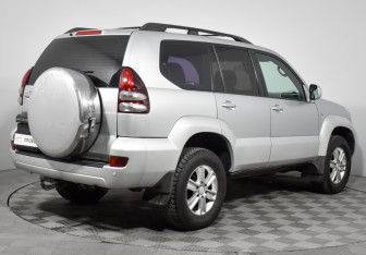 Подержанный автомобиль Toyota Land Cruiser Prado 2002 года (5 фото)