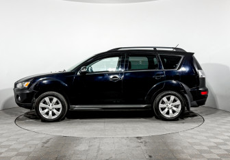 Подержанный автомобиль Mitsubishi Outlander 2012 года (8 фото)