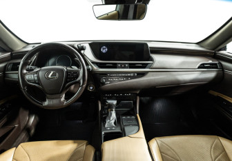 Подержанный автомобиль Lexus ES 2018 года (13 фото)