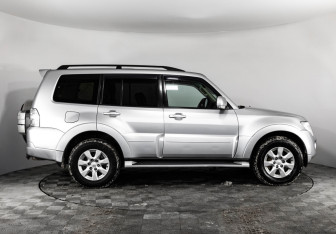 Подержанный автомобиль Mitsubishi Pajero 2013 года (4 фото)