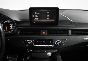 Подержанный автомобиль Audi A4 Sedan 2017 года (17 фото)