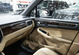 Подержанный автомобиль Porsche Macan 2018 года (24 фото)
