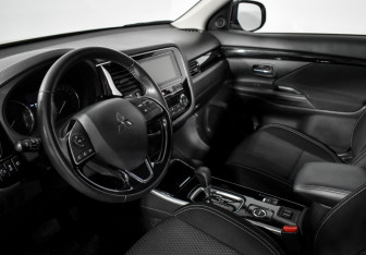 Подержанный автомобиль Mitsubishi Outlander 2019 года (9 фото)