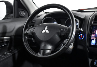 Подержанный автомобиль Mitsubishi ASX 2011 года (13 фото)