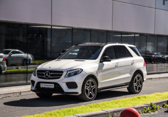 Подержанный автомобиль Mercedes-Benz GLE 2016 года (3 фото)