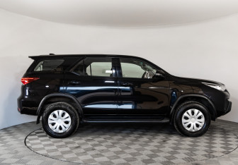 Подержанный автомобиль Toyota Fortuner 2019 года (4 фото)