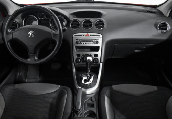 Подержанный автомобиль Peugeot 308 Hatchback 2011 года (15 фото)