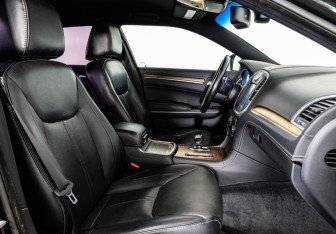 Подержанный автомобиль Chrysler 300C Sedan 2012 года (27 фото)