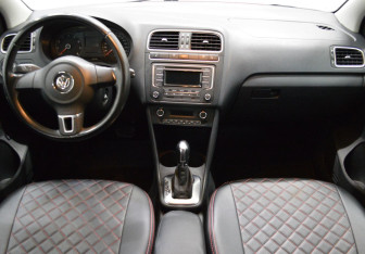 Подержанный автомобиль Volkswagen Polo Sedan 2013 года (14 фото)