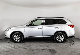 Подержанный автомобиль Mitsubishi Outlander 2021 года (8 фото)