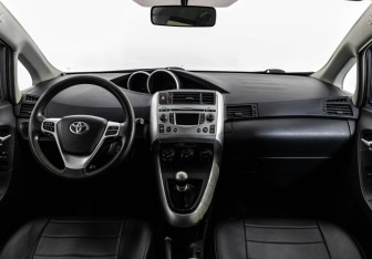 Подержанный автомобиль Toyota Verso 2011 года (10 фото)