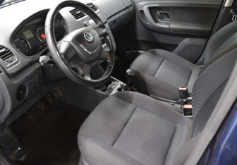 Подержанный автомобиль Skoda Fabia Hatchback 2011 года (10 фото)