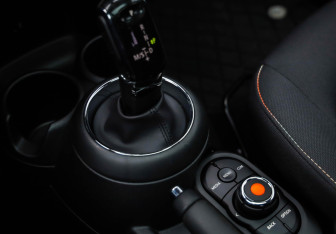 Подержанный автомобиль MINI Hatch 2019 года (21 фото)