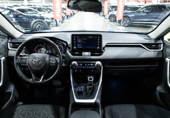 Подержанный автомобиль Toyota RAV4 2020 года (10 фото)