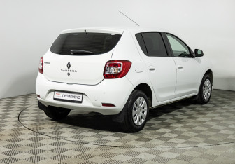 Подержанный автомобиль Renault Sandero 2017 года (5 фото)