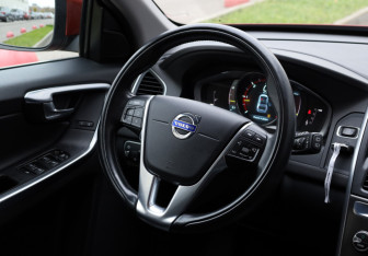 Подержанный автомобиль Volvo XC60 2014 года (10 фото)