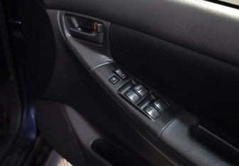 Подержанный автомобиль Toyota Corolla Hatchback 2002 года (13 фото)