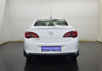 Подержанный автомобиль Opel Astra Sedan 2013 года (6 фото)