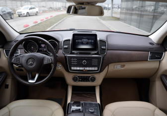 Подержанный автомобиль Mercedes-Benz GLE 2016 года (12 фото)