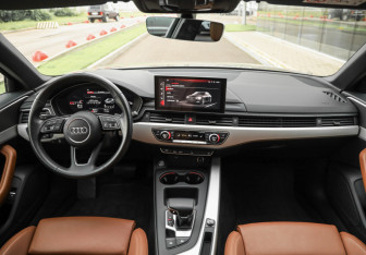 Подержанный автомобиль Audi A4 Sedan 2021 года (14 фото)