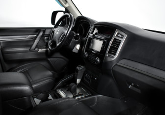 Подержанный автомобиль Mitsubishi Pajero 2018 года (14 фото)