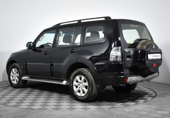 Подержанный автомобиль Mitsubishi Pajero 2013 года (9 фото)