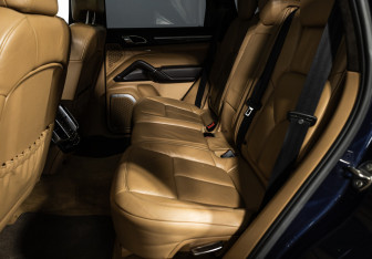 Подержанный автомобиль Porsche Cayenne 2011 года (10 фото)