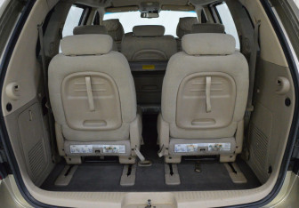Подержанный автомобиль Kia Carnival 2007 года (15 фото)