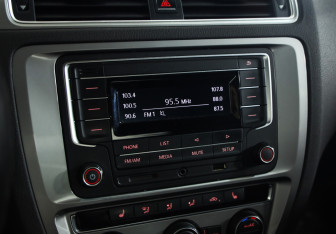 Подержанный автомобиль Volkswagen Jetta Sedan 2017 года (12 фото)