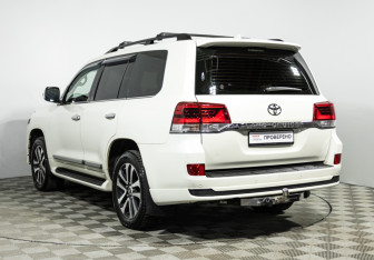 Подержанный автомобиль Toyota Land Cruiser Suv 2018 года (7 фото)