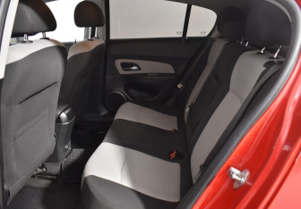 Подержанный автомобиль Chevrolet Cruze Hatchback 2012 года (12 фото)