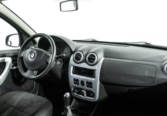Подержанный автомобиль Renault Sandero 2011 года (9 фото)