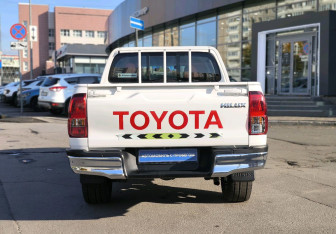 Подержанный автомобиль Toyota Hilux 2021 года (5 фото)