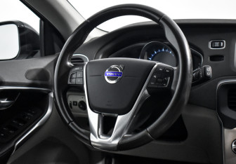 Подержанный автомобиль Volvo V40 Cross Country 2016 года (16 фото)