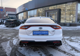Подержанный автомобиль Kia Stinger 2018 года (5 фото)