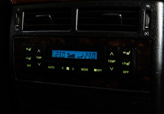 Подержанный автомобиль Toyota Land Cruiser Suv 2011 года (30 фото)