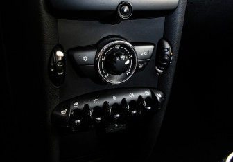 Подержанный автомобиль MINI Hatch 2011 года (14 фото)