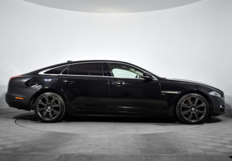 Подержанный автомобиль Jaguar XJ 2016 года (17 фото)