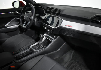 Подержанный автомобиль Audi Q3 2021 года (13 фото)