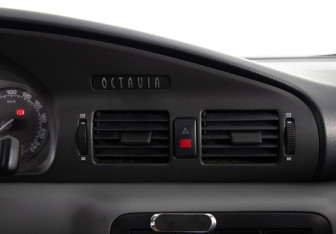 Подержанный автомобиль Skoda Octavia Liftback 2003 года (12 фото)
