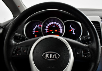 Подержанный автомобиль Kia Venga 2011 года (14 фото)