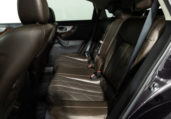 Подержанный автомобиль Infiniti QX70 2013 года (10 фото)